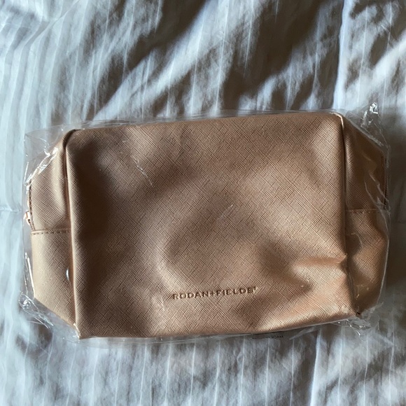 NIP Rodan and Fields peach make up bag - Picture 1 of 5